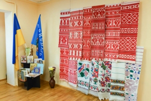 «Мої скарби»: у центральній бібліотеці презентували колекцію старовинних рушників