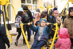 Перед будівлею Бориспільської дитячо-юнацької спортивної школи відкрили сучасний дитячий спортивний майданчик