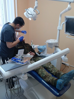 Безоплатне зубопротезування та лікування для захисників та захисниць