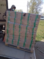 450 продуктових наборів для літніх людей нашого міста передали міському територіальному центру соціального обслуговування «ROZETKA», «Нова пошта» та фонд «Життєлюб»