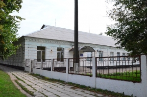 НА БУДІВЛІ ЦЕНТРУ ТУРИЗМУ ВСТАНОВЛЯТЬ ІНФОРМАЦІЙНУ ДОШКУ