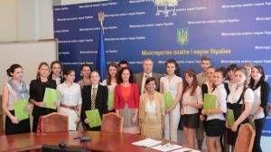 Заступник Міністра освіти і науки України вручив учням міста Києва та Київської області сертифікати Гете-Інституту про успішне проходження пробного тестування з німецької мови