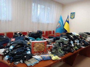 Освітяни громади передали 3-й окремій штурмовій бригаді ЗСУ зібрані речі та продукти