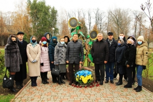 До Дня пам’яті жертв голодоморів в Україні відбулося покладання квітів